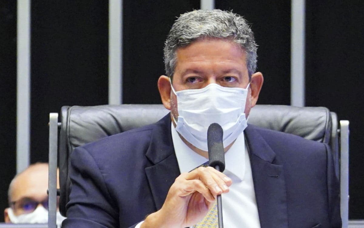 Lira chama de &#8220;criminalizar a política&#8221; ação contra fundo eleitoral bilionário