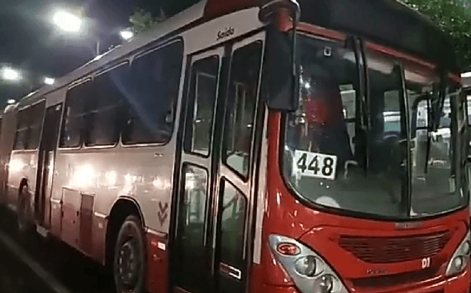 Passageiro é esfaqueado durante assalto a ônibus na zona Norte