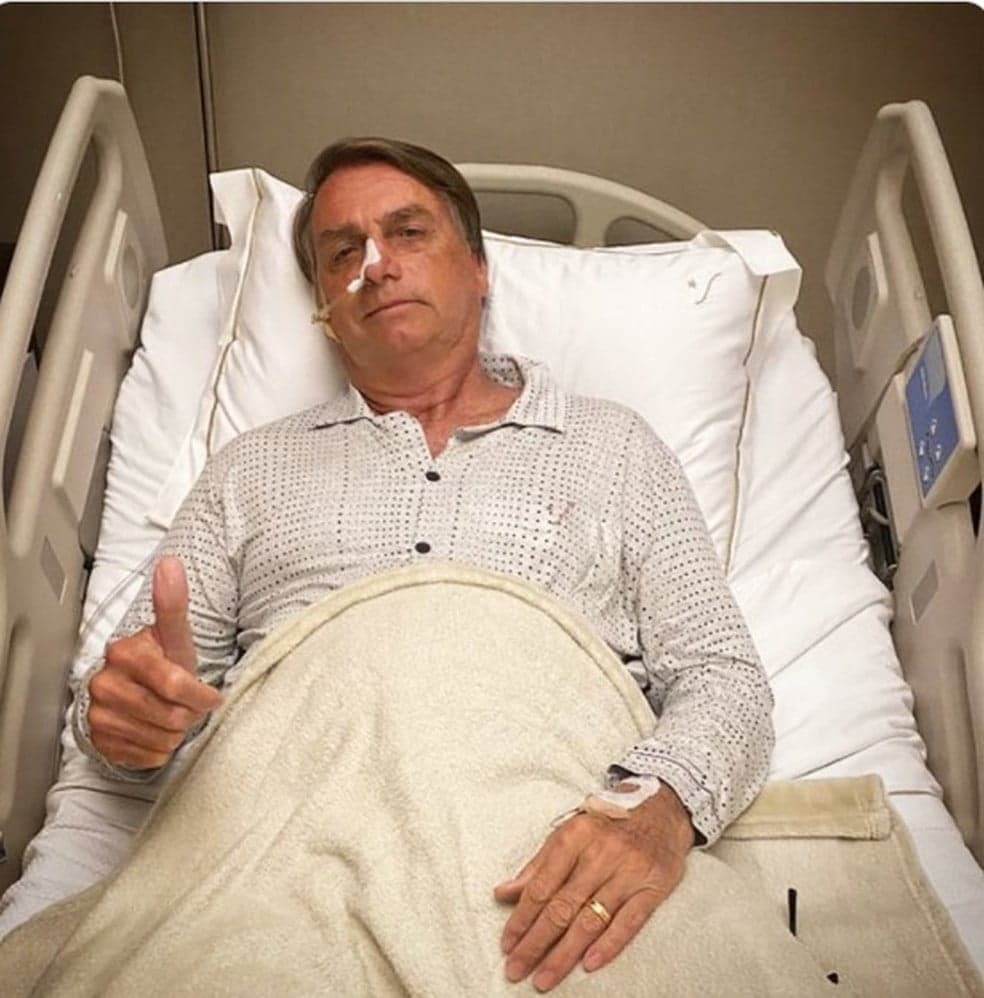 Após internação, Bolsonaro posta foto com sonda e nova cirurgia é possível