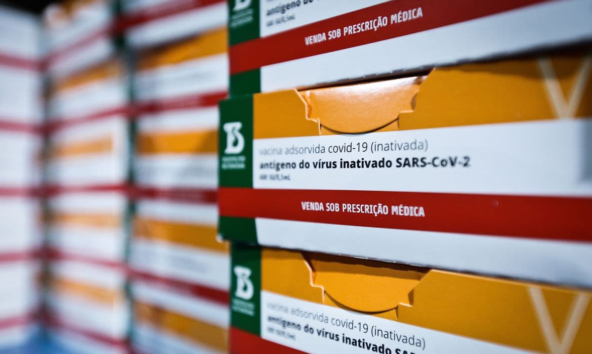 Coronavac é liberada para crianças e adolescentes de 6 a 17 anos
