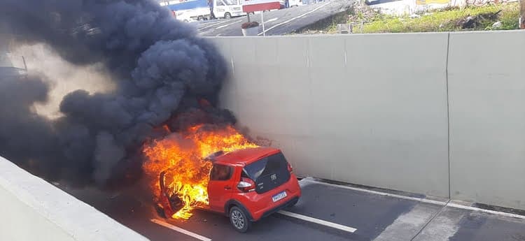 VÍDEO: carro a gás explode após pegar fogo em viaduto na Avenida Constantino Nery