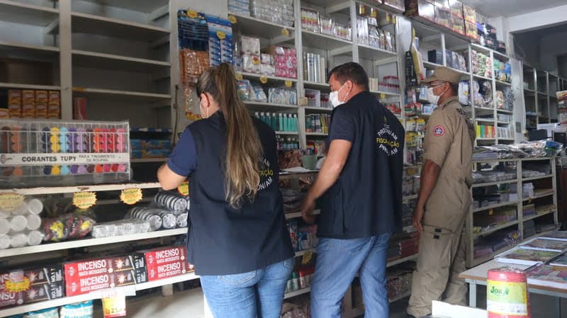 Central de Fiscalização fecha lojas de fogos de artifício por irregularidades