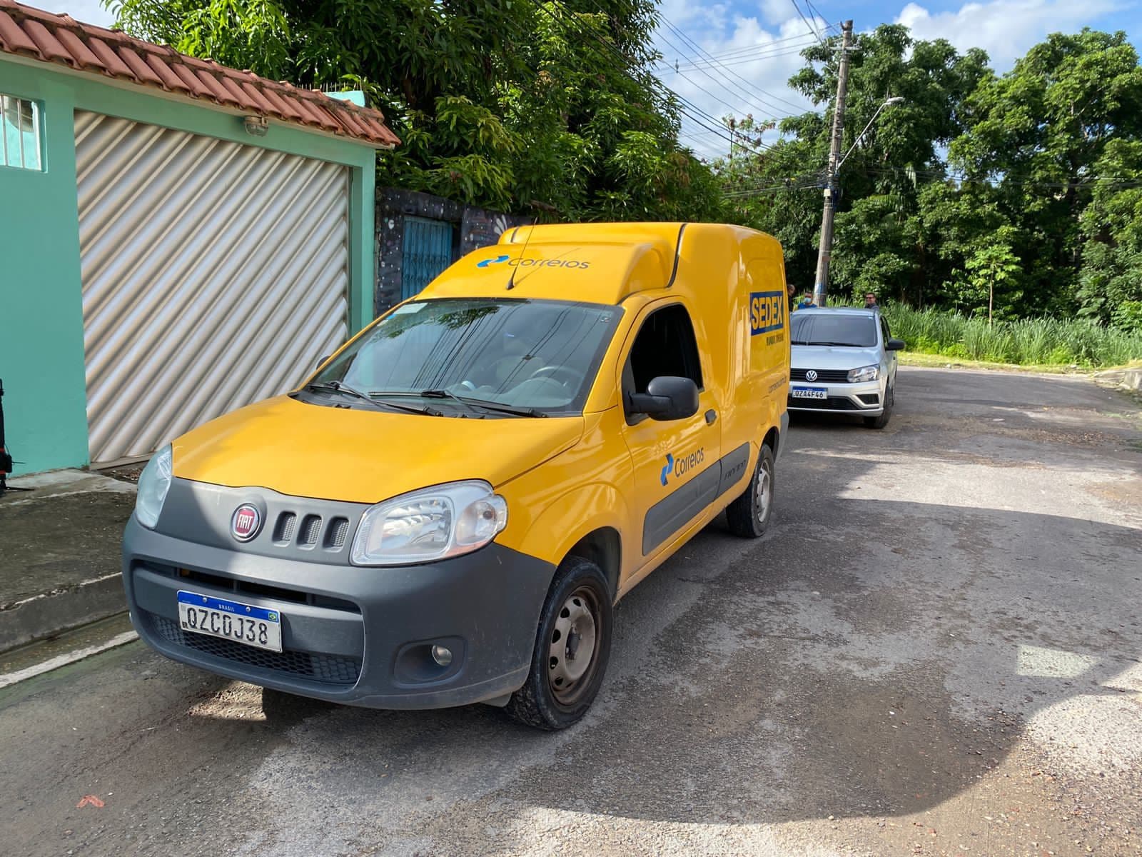 VEJA VÍDEO: Funcionário dos correios se joga para fugir de assalto na Cidade Nova