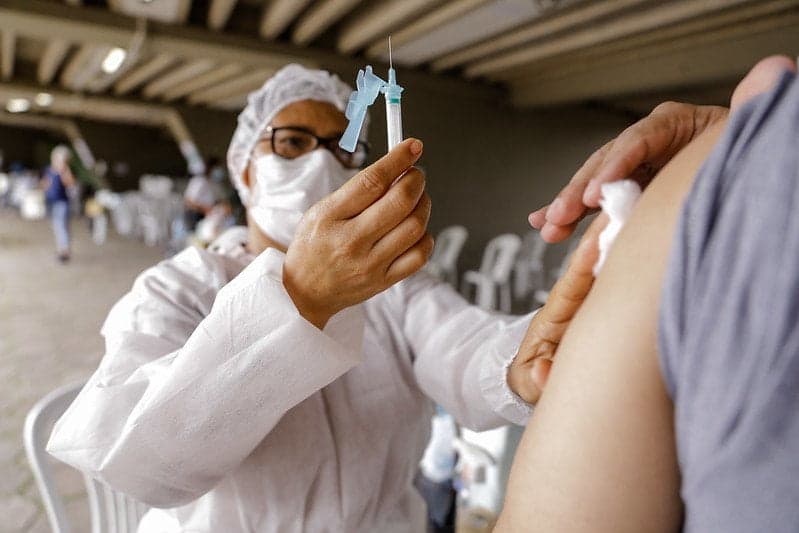 FVS afirma que não há registro de efeitos graves de vacinas contra a Covid-19