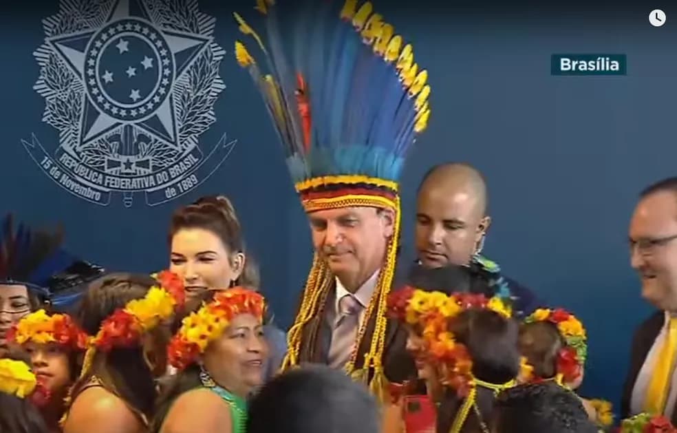 De cocar, Bolsonaro recebe medalha indigenista enquanto entidades protestam