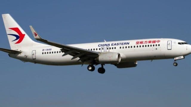 Avião com 132 pessoas a bordo cai na China