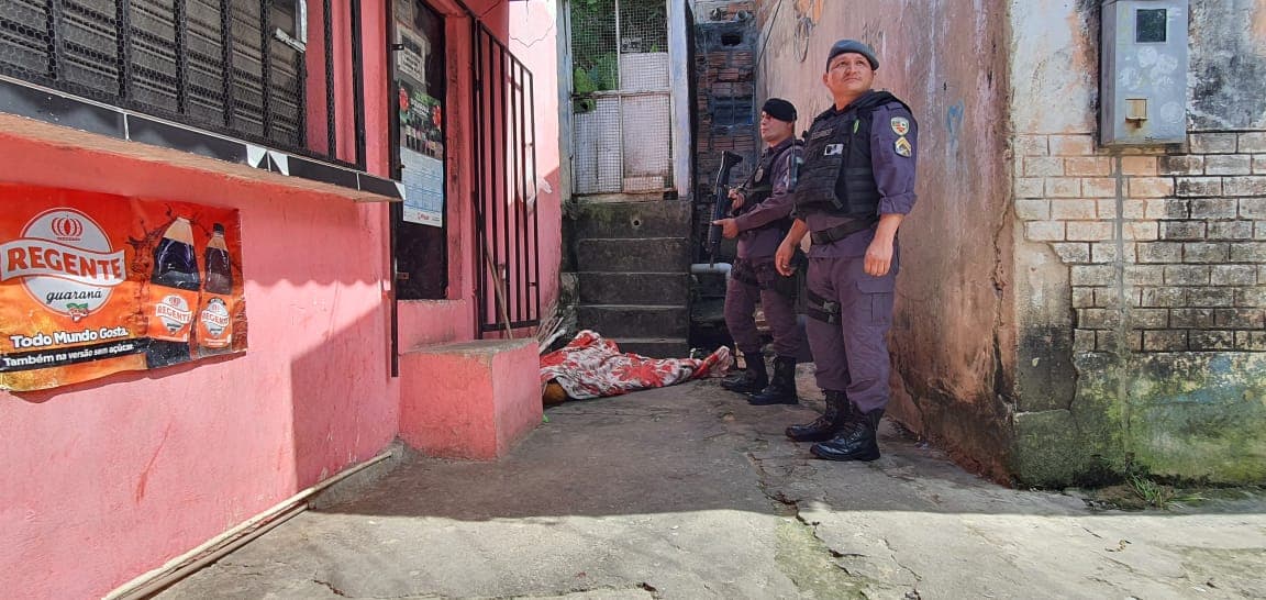 Homem morre após tiroteio em beco no bairro Compensa