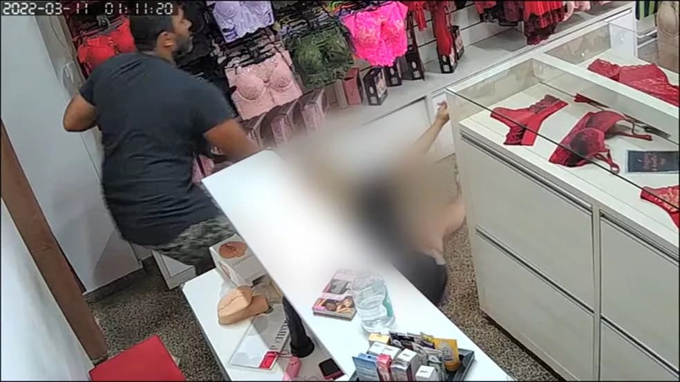 Homem tenta estuprar funcionária de sex shop, é agredido e acaba morrendo: Veja a cena!