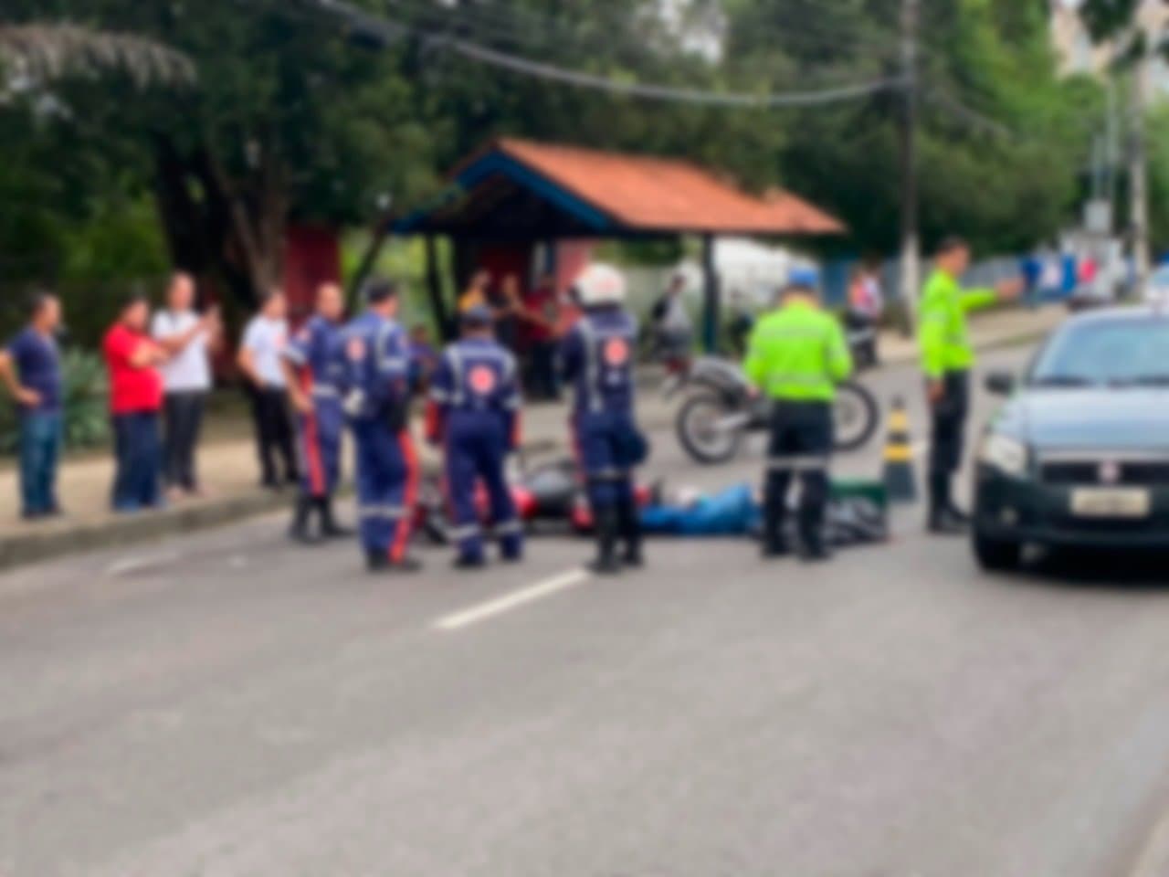 Homem morre esmagado por caminhão após furar sinal vermelho