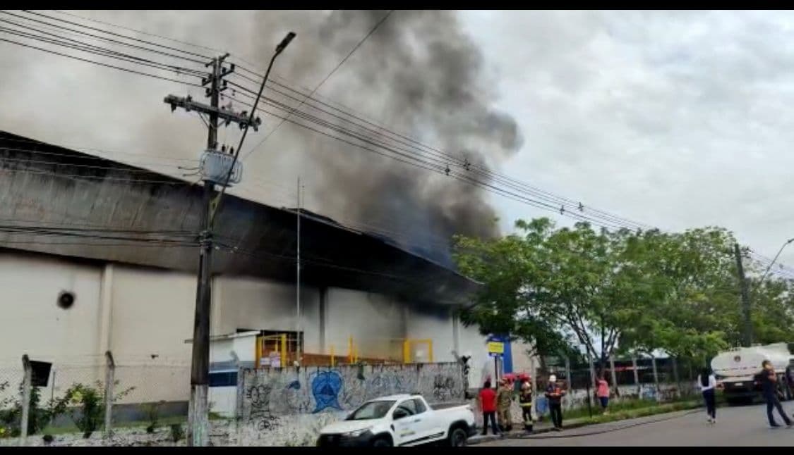 Incêndio de grandes proporções atinge fábrica na zona leste de Manaus