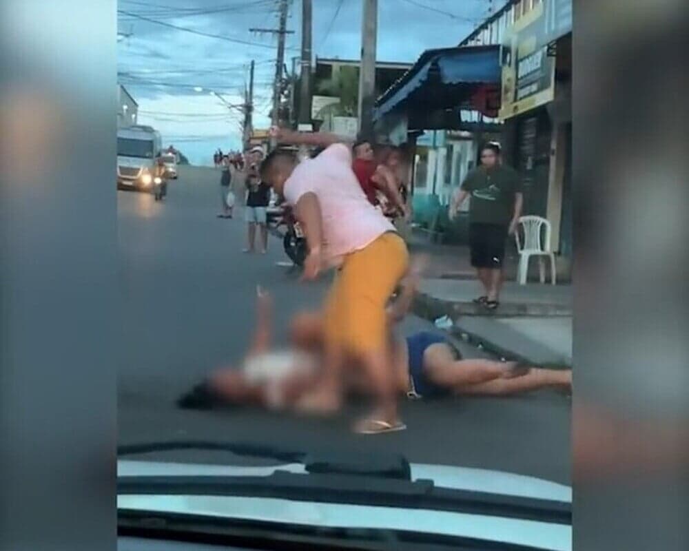Vídeo: grávida é espancada no meio da rua no Mauazinho