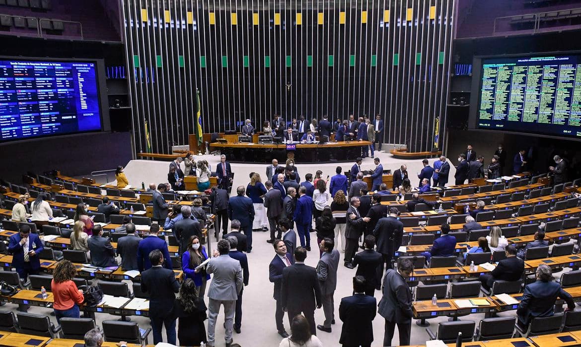 Câmara aprova texto-base de PEC em 2º turno para turbinar benefícios