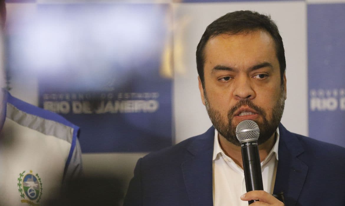 Governador do Rio pede para denunciarem postos que não baixarem gasolina