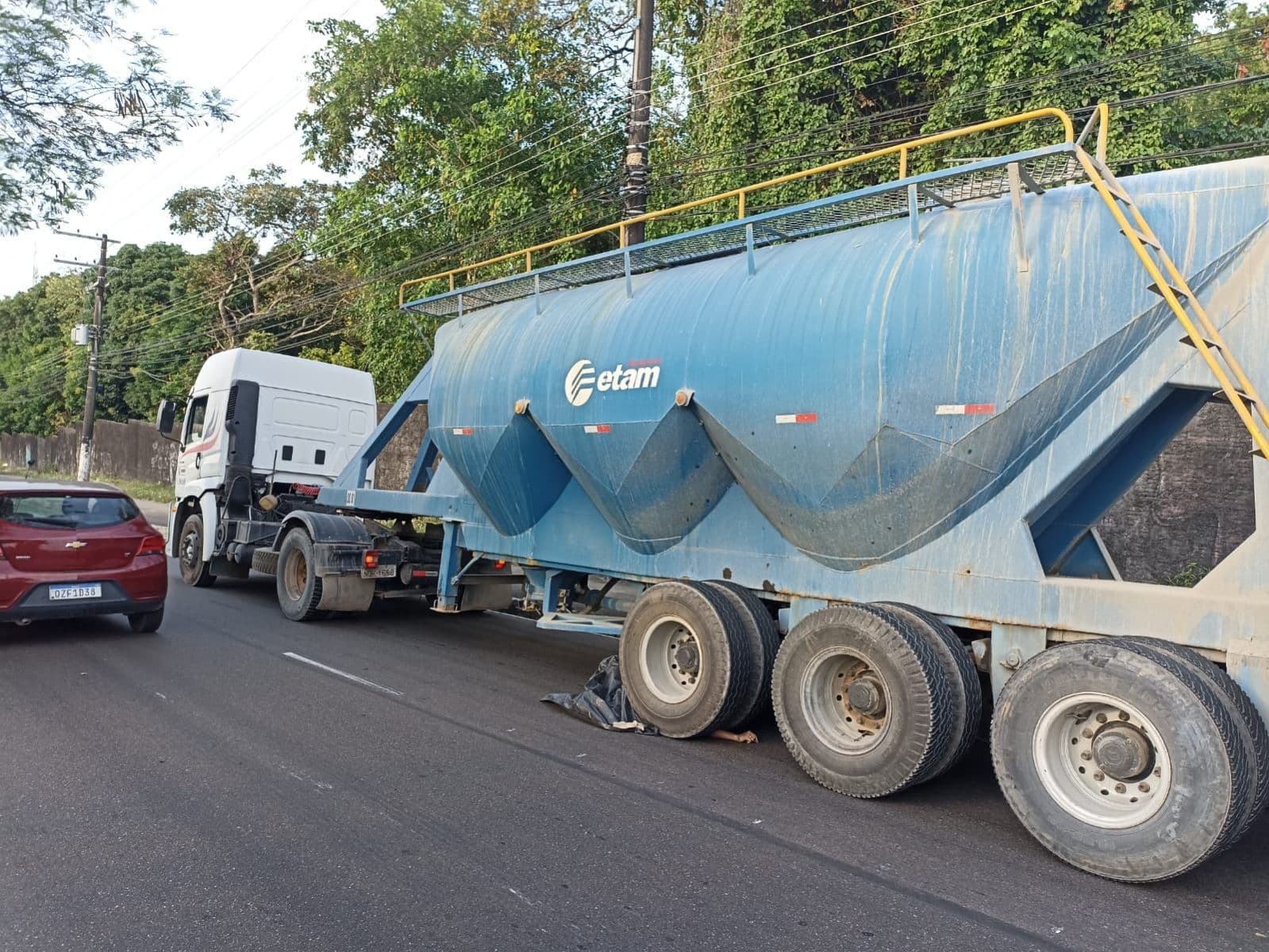 Caminhão esmaga trabalhador durante trânsito