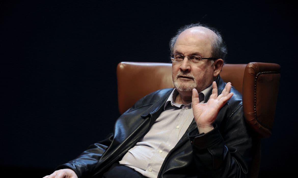 Governo do Irã fala sobre ataque a Salman Rushdie