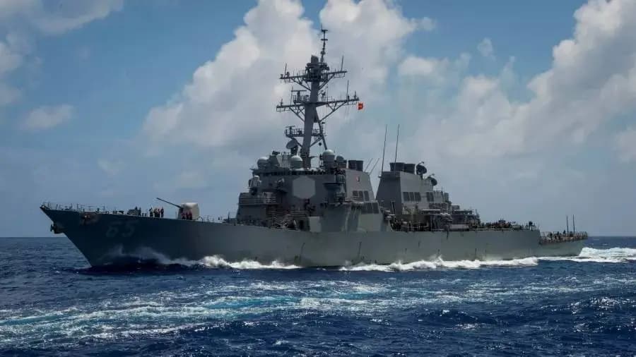 Marinhas da China e de Taiwan navegam face a face no mar do Japão