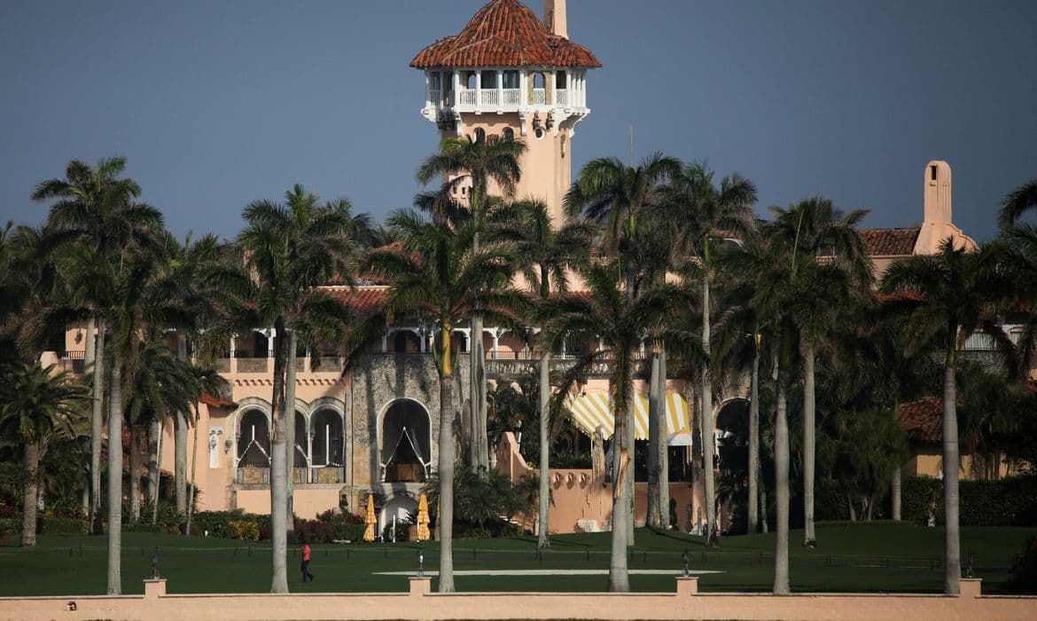 FBI faz buscas na mansão de Donald Trump na Flórida