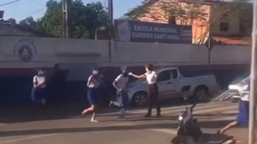 Vídeo: estudante dispara tiros contra alunos de escola na Bahia