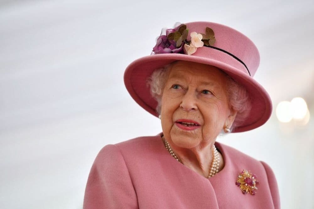 Dois anos sem Elizabeth II: família real presta homenagem à rainha