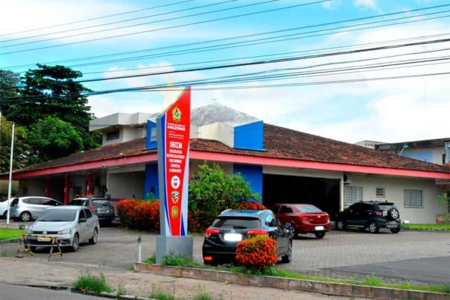 Homem tenta matar esposa e cinco crianças a facadas