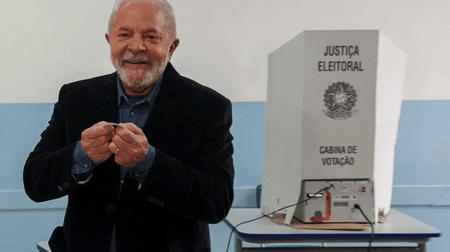 &#8220;O povo quer trabalhar&#8221;, diz Lula ao votar