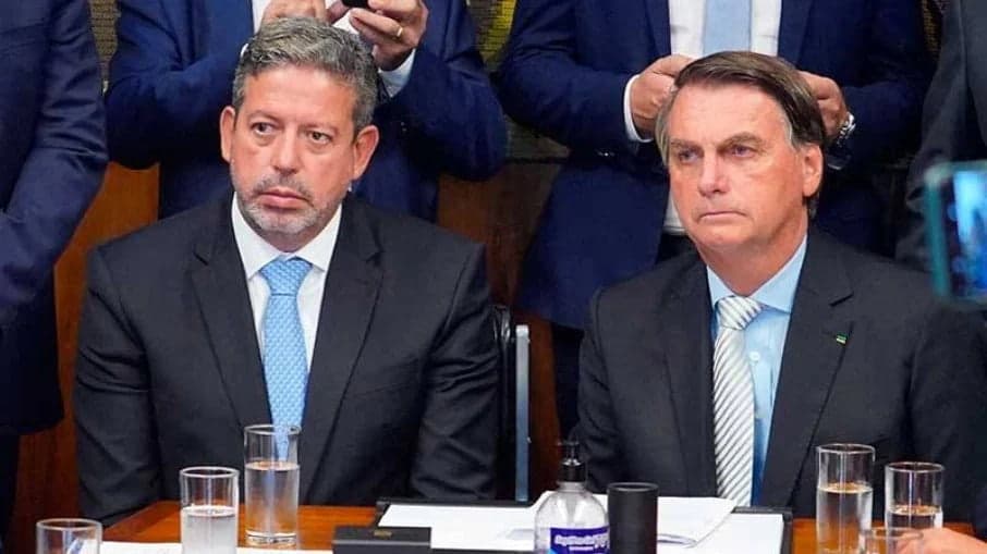 Lira concede aposentadoria a Bolsonaro com valor de R$ 30 mil