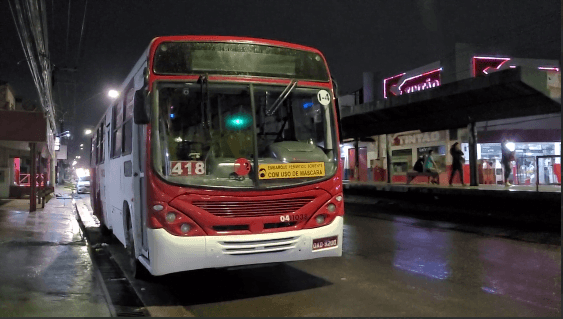 Assaltantes disparam dentro de ônibus na bola da Suframa e criam pânico