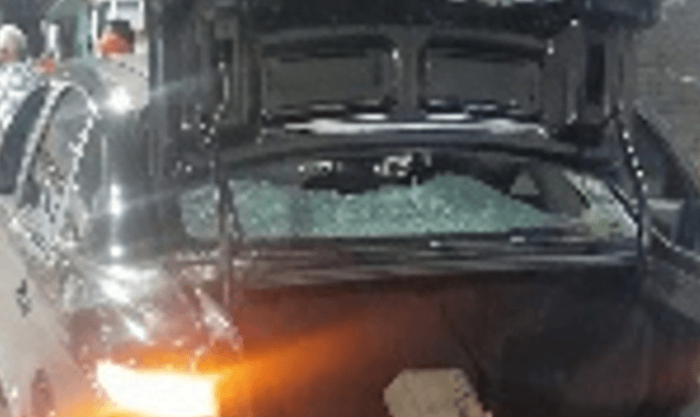 Para fugir de assalto, motorista pula de carro em movimento