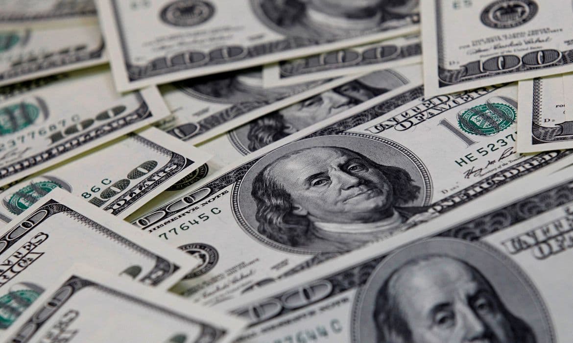 Dólar sobe para R$ 5,16, influenciado por Brasil e exterior