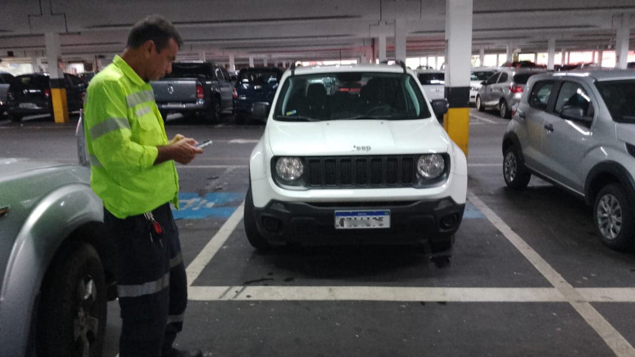 IMMU autua 15 veículos por uso indevido de vagas especiais em Shopping