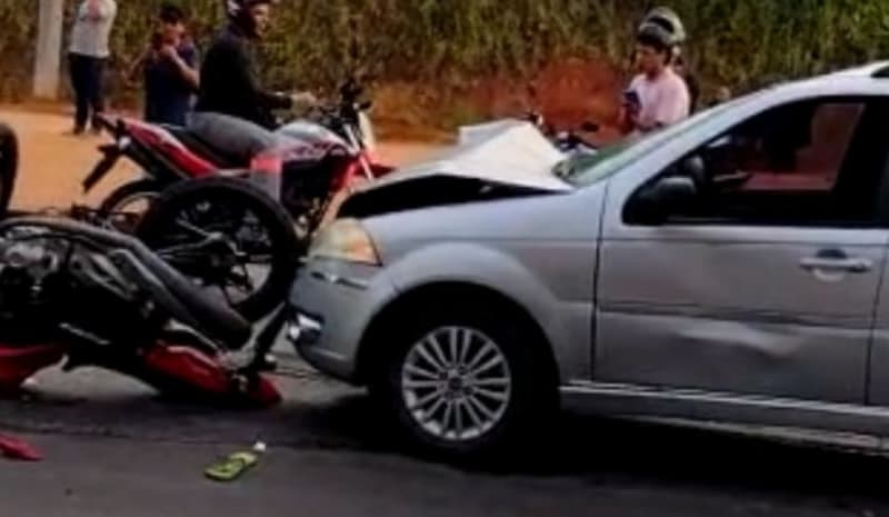 Casal morre após colisão frontal entre moto e Fiat Palio