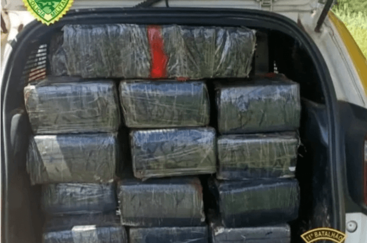 Mulher tem droga roubada e é presa após pedir ajuda da polícia