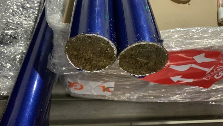 Quase 54kg de droga estava sendo transportado em tubos de alumínio em Manaus
