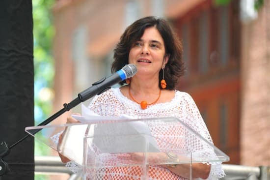 Nísia Trindade assume Saúde e diz que gestão será pautada pela ciência
