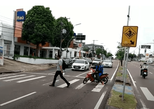 Com medo, mulher pula de ônibus em movimento durante assalto em Manaus