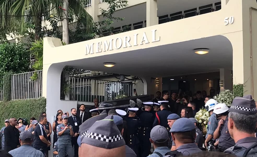 Pelé é sepultado após cortejo por ruas de Santos