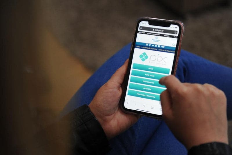 Homem assalta vítimas e transfere mais de R$11 mil via pix da conta delas