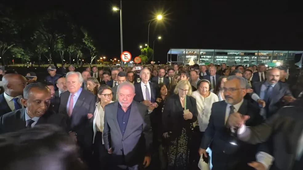 Lula e governadores caminham pela sede do governo federal
