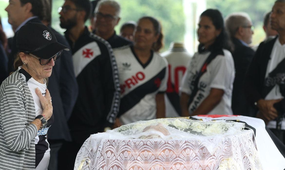 Corpo de Roberto Dinamite é velado no Rio de Janeiro