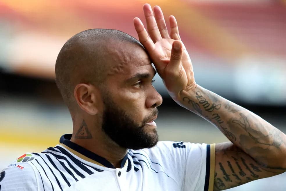 Daniel Alves pode assumir crime sexual e fazer acordo com vítima, diz jornal