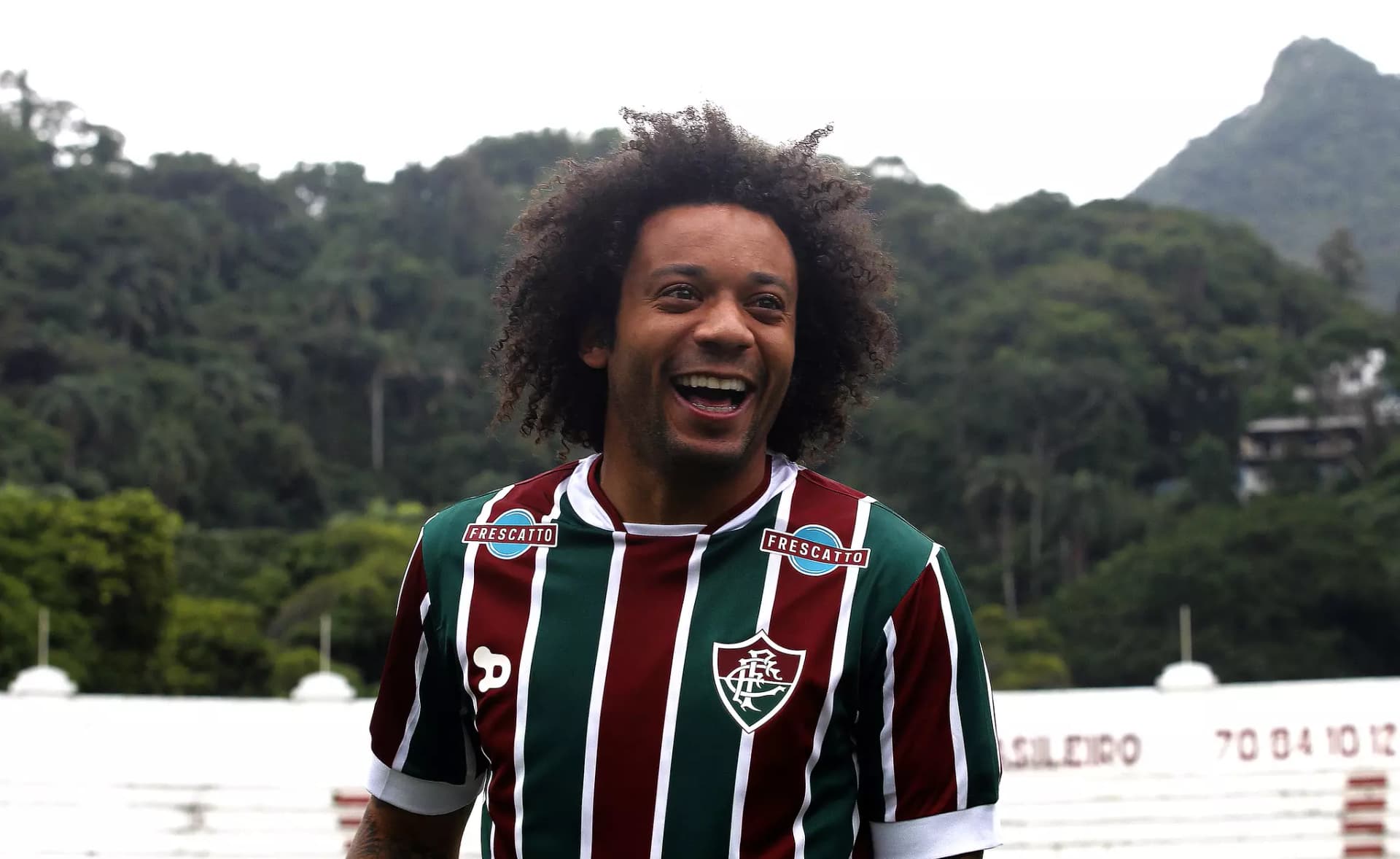 Fluminense anuncia a contratação do lateral Marcelo