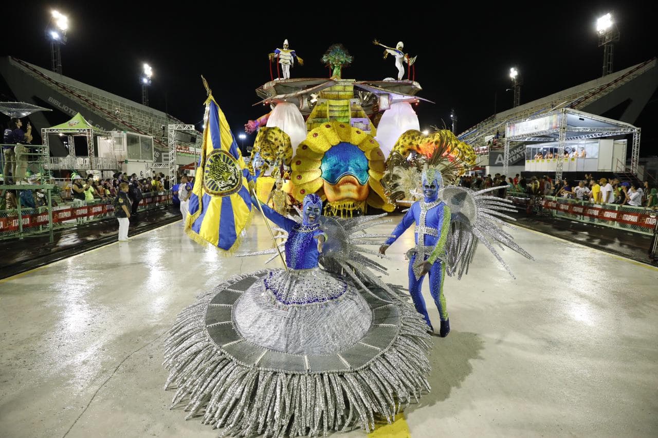 Escolas de Samba de Manaus voltam ao palco com show de chuva