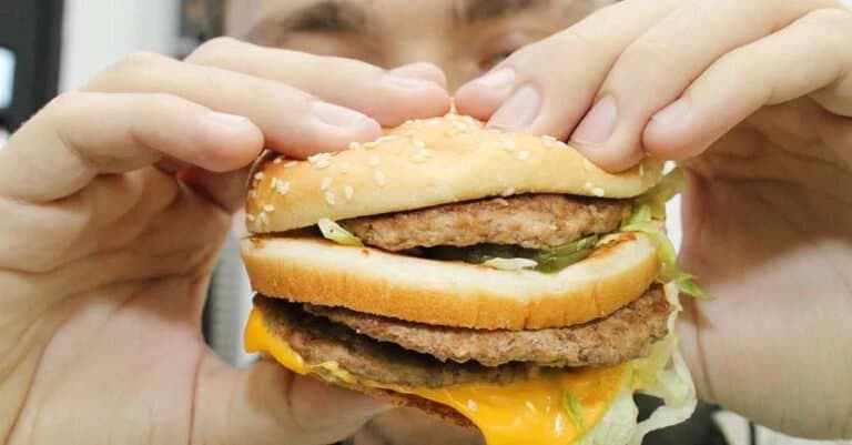 Empresa de fast-food é condenada a indenizar funcionária por obrigá-la a comer lanches no almoço
