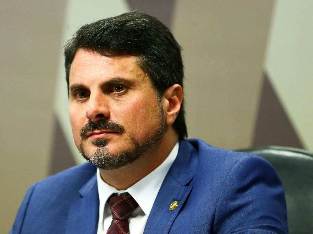 Moraes bloqueia contas, cartões e Pix de Marcos do Val, após senador viajar aos EUA