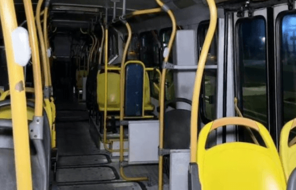 Passageiro de ônibus é esfaqueado sem reagir assalto em Manaus