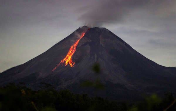 Vulcão na Indonésia entra em erupção
