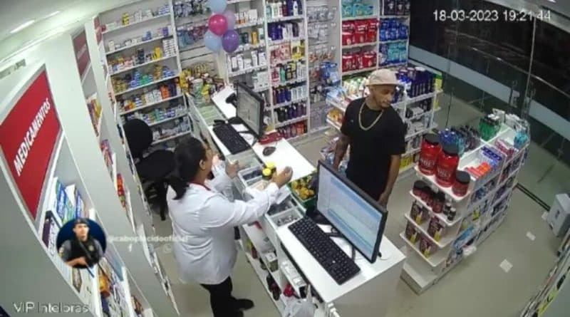 VÍDEO: Homem finge ser cliente e assalta drogaria na Alvorada