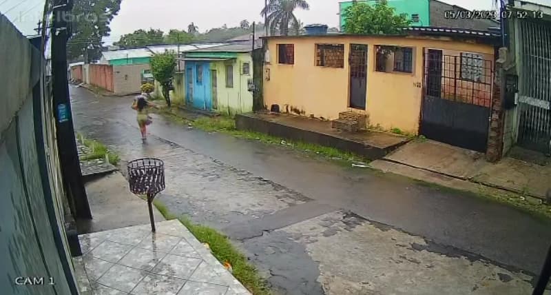 Vídeo: homem assalta mulher em rua deserta da Zona Norte de Manaus