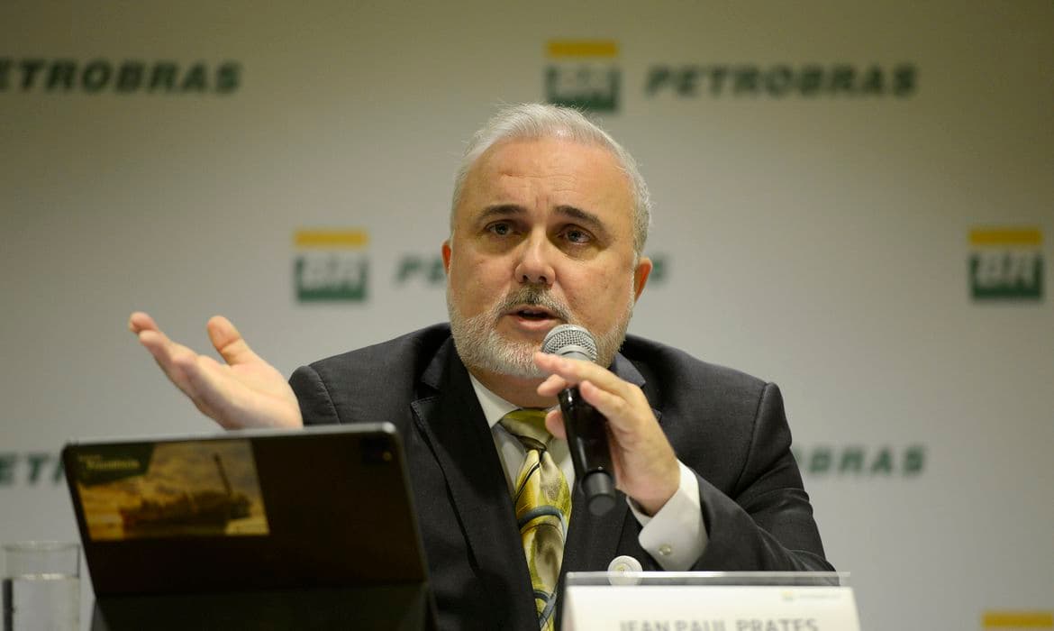 Presidente da Petrobras diz que mudará política de preços dos combustíveis