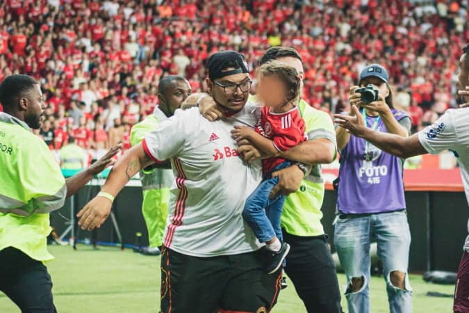 Torcedor que invadiu campo de futebol com filha no colo é indiciado